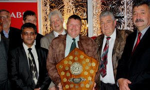 Voor (vlnr): Christo van der Rheede: Hoofuitvoerende Beampte; Sheraz Raban: Onder-Voorsitter, AHI, Wes-Kaap; Fanie Bothma: Voorsitter, Gansbaai Sakekamer; Neels Claassen: Bestuurslid, Gansbaai Sakekamer en Piet Badenhorst: Voorsitter, AHI Wes-Kaap. Agter (vlnr): Orton King: Bestuurslid, AHI Wes-Kaap; en Minister Alan Winde: Minister van Landbou, Ekonomiese Ontwikkeling & Toerisme.